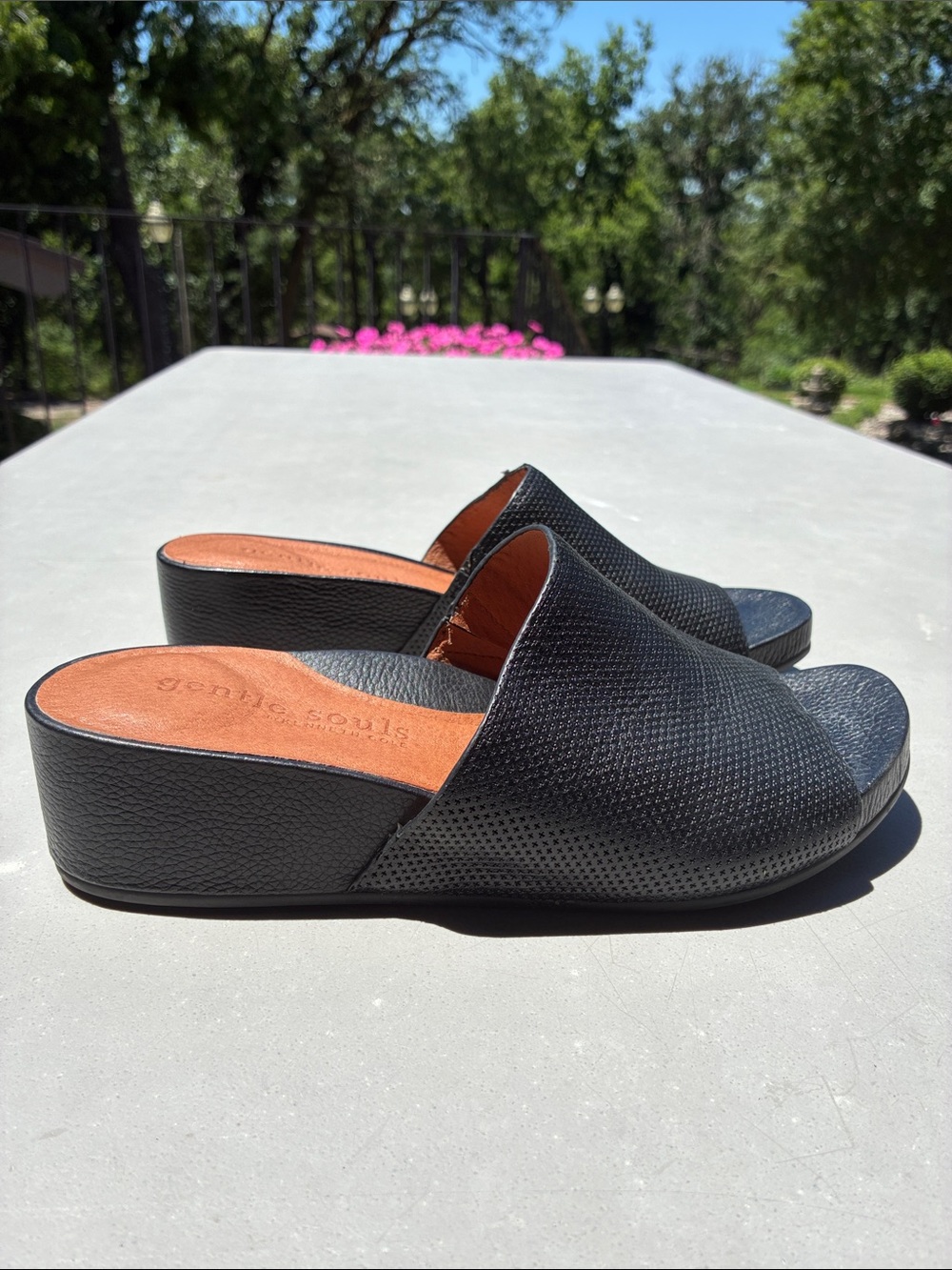 GENTLE SOULS BY KENNETH COLE GISELE BLACK LEATHER WEDGE SLIDE SANDAL SIZE 8.5